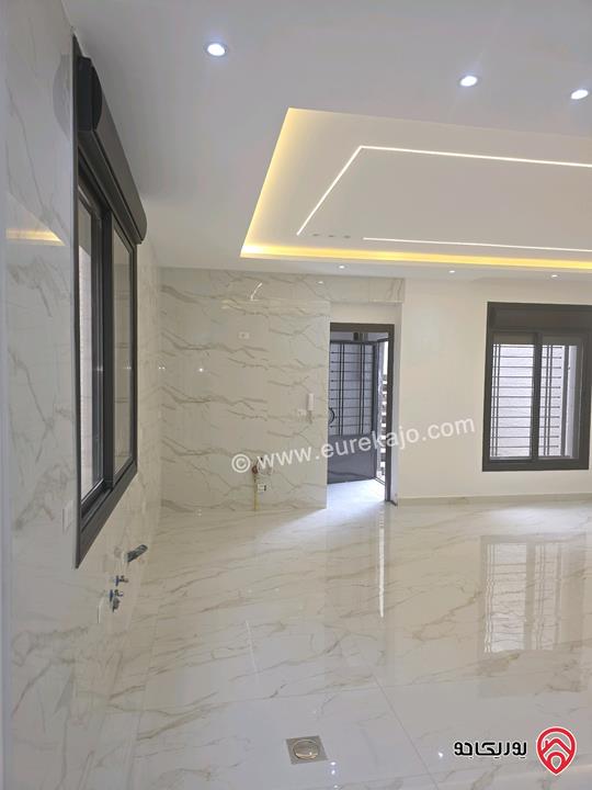 شقة شبه ارضي واسعة مساحة 185م داخلي وخارجي 220م ومشمسة تشطيبات ديلوكس للبيع في عمان - شفا بدران