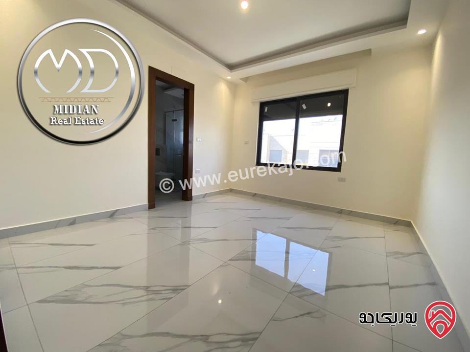 شقة دوبلكس طابق اخير مع روف للبيع في عمان - ام اذينة مساحة 205م مع تراسات تشطيبات و ديكورات فاخرة اطلالة جميلة