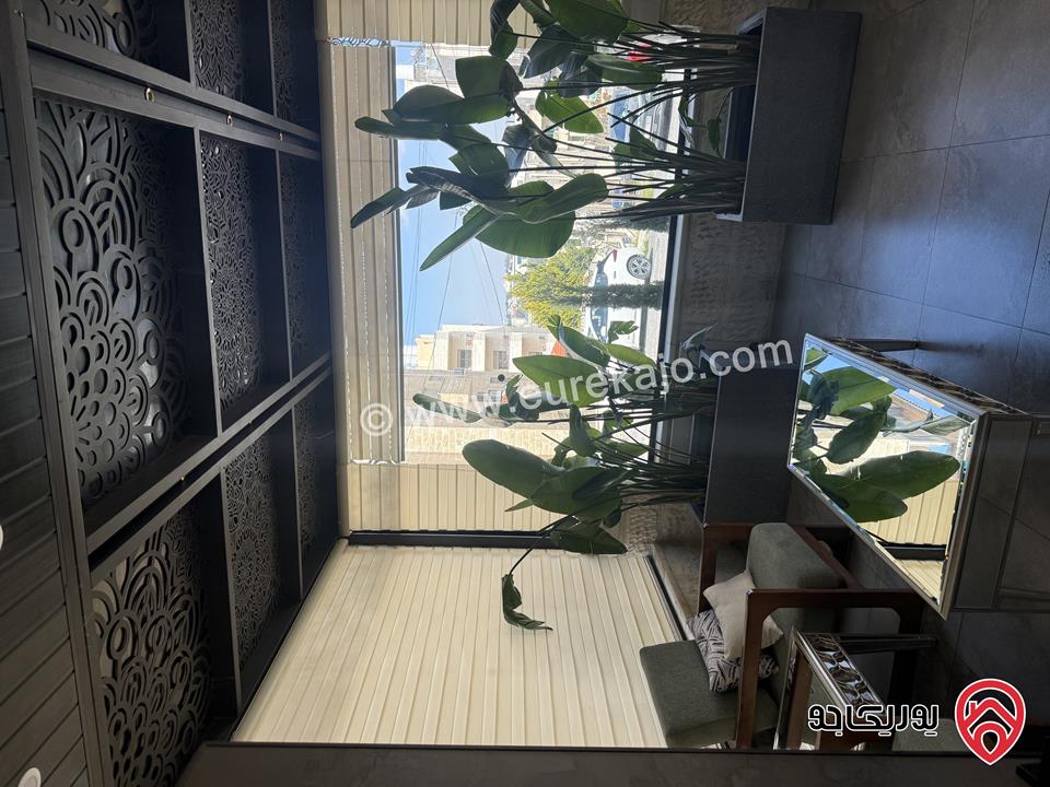 شقة ديلوكس أرضية مساحة 210م داخلي و 120م خارجي للبيع مفروشة في عمان - تلاع العلي