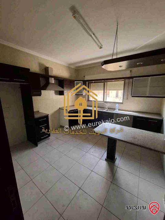 شقة فارغة طابق اول مساحة 150م للإيجار في عمان - الرابية 