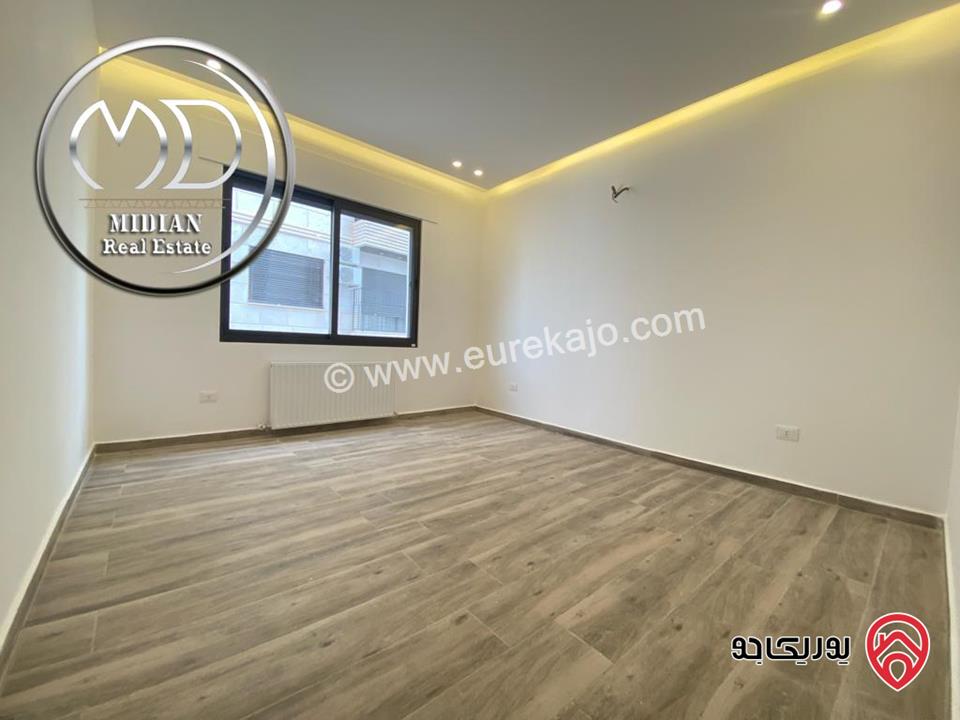 شقة شبه ارضي جديدة للبيع في عمان - الجندويل مساحة 180م مع ترس و حديقة 100م تشطيبات و ديكورات فاخرة بسعر مميز جداً