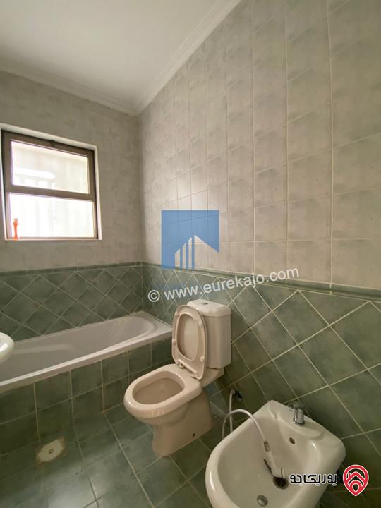 شقة أرضية مميزة  186م مع حديقة وترسات 150م للبيع في عمان - الجندويل