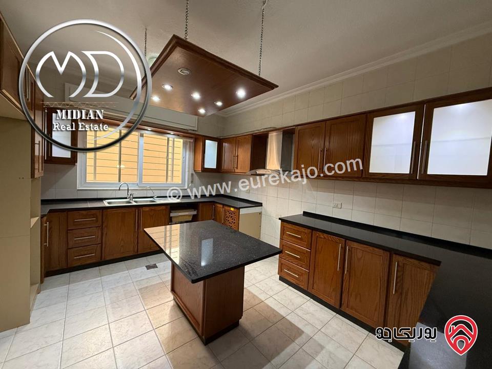 شقة شبه ارضي فارغة للايجار في عمان - دير غبار مساحة 200م مع ترس و حديقة 200م تشطيبات و ديكورات فاخرة