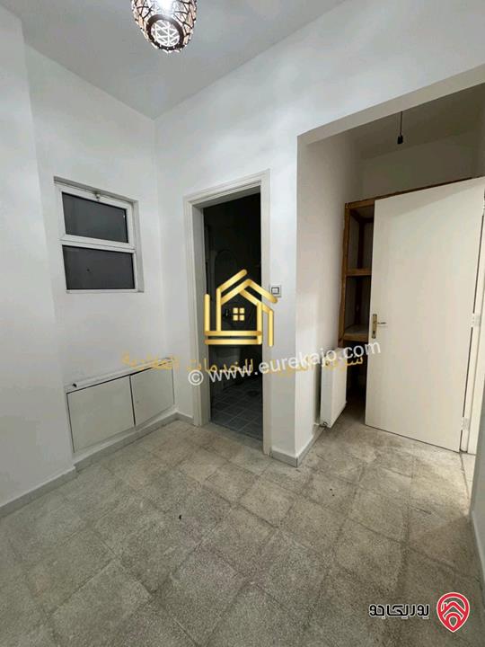 شقة فارغة طابق ثالث مساحة 200م للإيجار في عمان - ضاحية الرشيد 