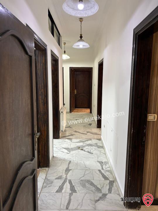 شقة سكنية طابق اول مساحة 242م للبيع في عمان - أم أذينة