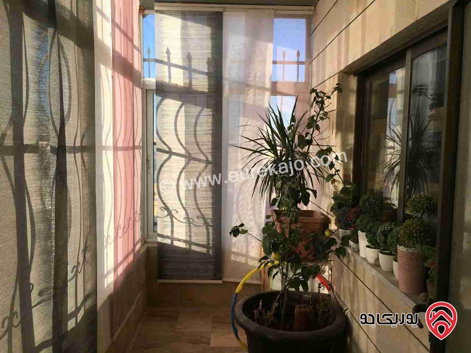 شقة فاخرة طابق ثالث مع روف مساحة 224م للبيع في عمان - ش المطار في مرج الحمام حي الظهير خلف مدارس الرهبات 