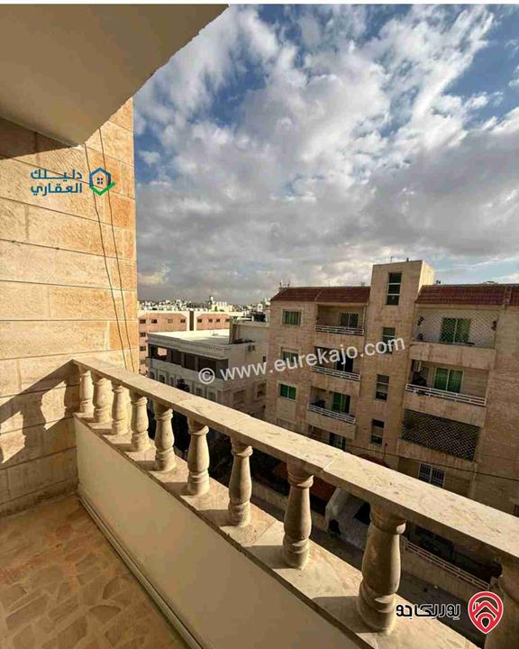 شقة طابق ثالث مساحة 110م مجددة بالكامل للبيع في الزرقاء الجديدة 