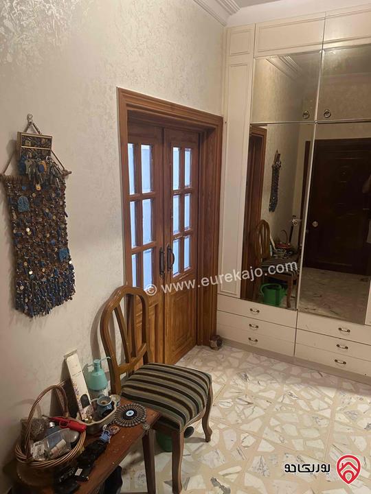 شقة واسعة مريحة مساحة 211م على شارعين تصميم كلاسيك للبيع في عمان - أم أذينة