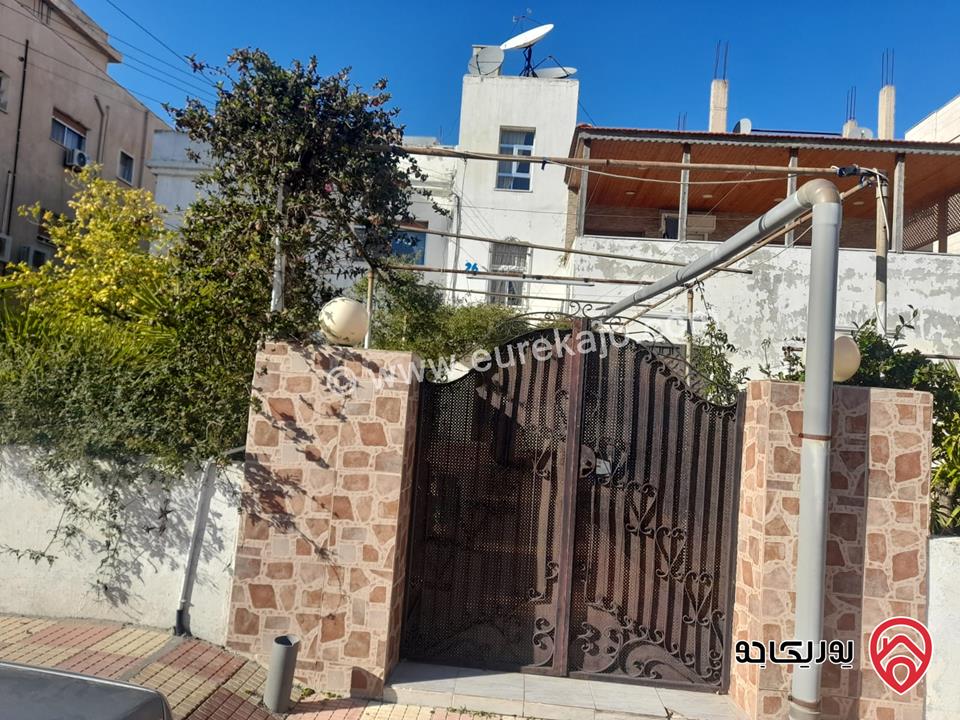 منزل مستقل مساحة 200م على أرض 860م للبيع في عمان - الجندويل على راس الشارع