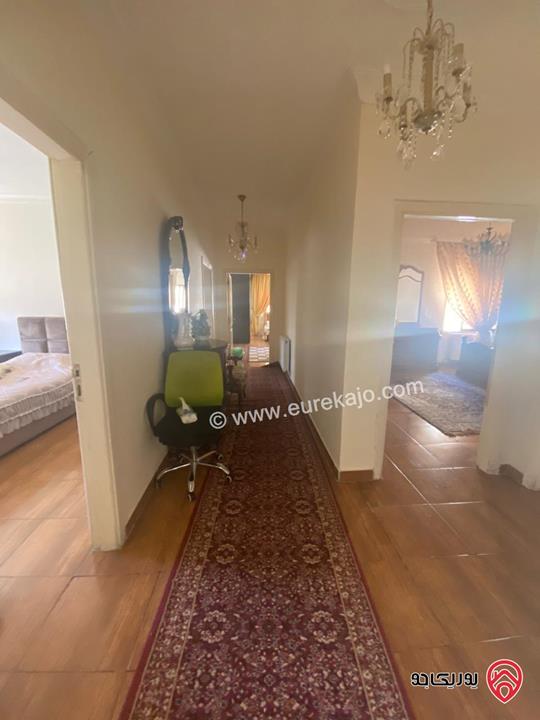 شقة طابق ثالث مع روف مساحة 300م للبيع في عمان - ضاحية الرشيد  