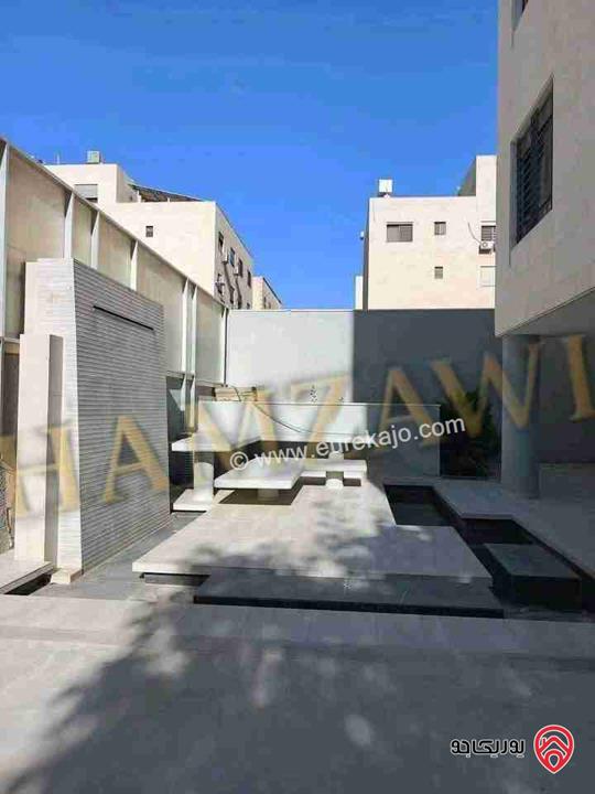 شقة دوبلكس أرضية مساحة 300م داخلي و 250م خارجي للايجار في عمان - حي الصحابة 