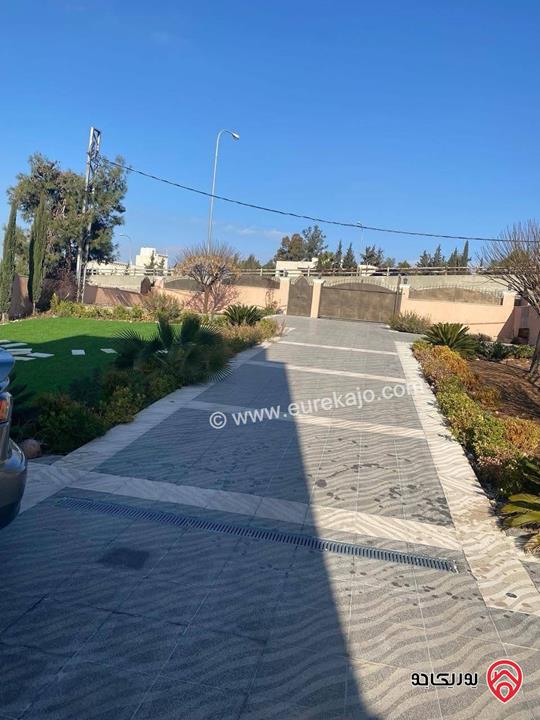 بيت مستقل فيلا مميزة مساحة 300م على ارض 1 دونم و 100م للبيع في السلط - منطقة الحمر بسعر لقطة من المالك للجادين فقط 