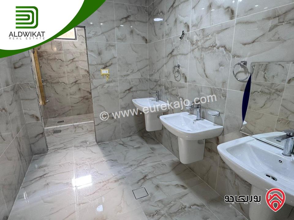 فيلا مستقلة للبيع في ناعور / شارع السلام مساحة الارض 900م ومساحة البناء 1000م ومساحة الحديقة 300م ومساحة الترس 100م