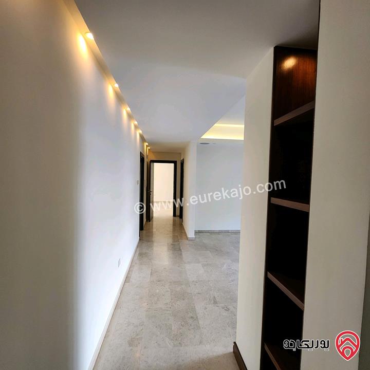 شقة ديلوكس طابق ثالث مساحة 330م للبيع في عمان - جبل عمان مطلة على وادي عبدون