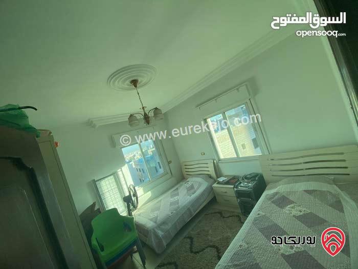 شقة طابق ثالث مساحة 245م للبيع في عمان - خلدا منطقة راقيه و هادئة و مخدومة 