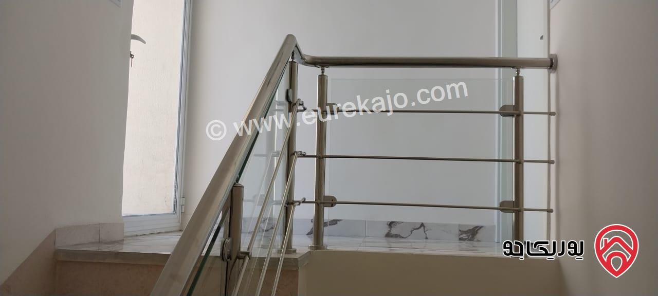 شبه فيلا متلاصقة مفروشة للبيع في عمان - ام السماق مساحة الارض 150م ومساحة البناء 180م بسعر مغري