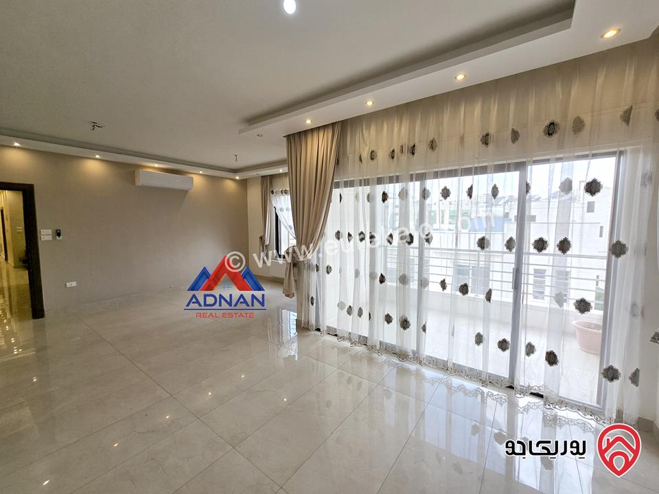 شقه طابق ثالث مساحة 190م مع رووف منفصل 50م للايجار السنوي في عمان - ام السماق