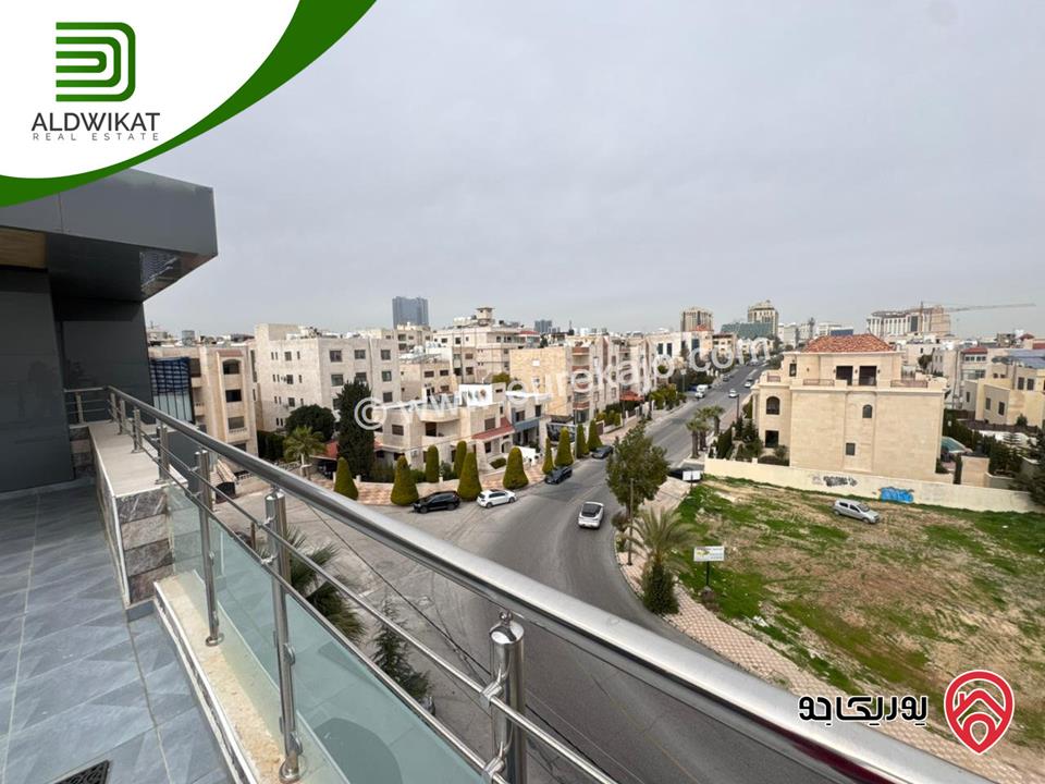 شقة للبيع في عمان - عبدون طابق اخير مع روف مساحة البناء 300م ومساحة الترس 50م موقع مميز