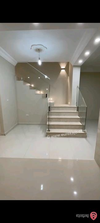 فيلا مساحة 370م على أرض 400م للبيع في عمان - الجبيهة ام زويتينة