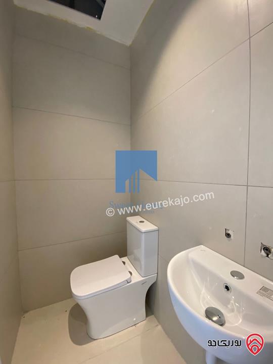 شقة طابقية طابق ثاني 306م تشطيب سوبر ديلوكس لم تسكن للبيع في عمان - أم السماق