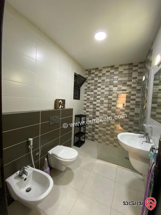 شقة طابق شبه ارضي مساحة 200م داخلي و 70م خارجي للبيع مفروشة في عمان - عبدون