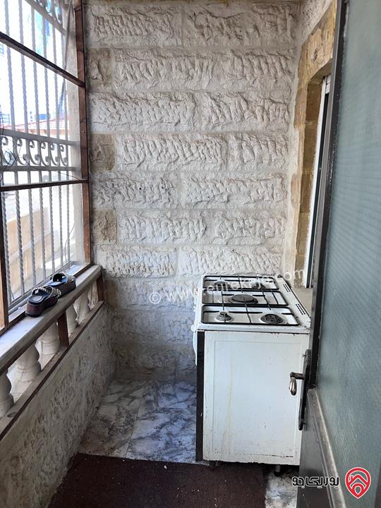 شقة شبه أرضية مساحة 100م داخلي و 100م خارجي للبيع في عمان - الجبيهة 