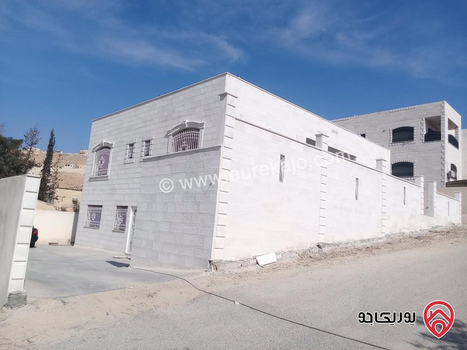 منزل مساحة 400م على أرض 518م للبيع في الزرقاء - طريق السخنه 