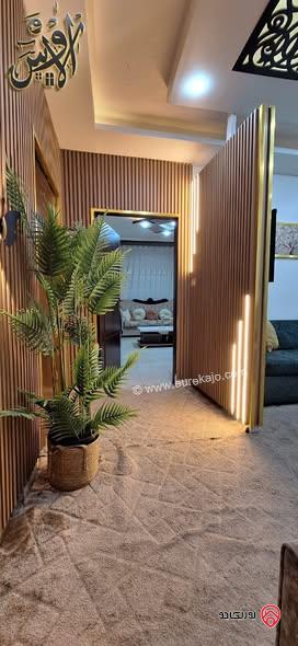 شقـة طابق ثالـث فنـي مساحة 135م للبيــع في الزرقاء الجديدة