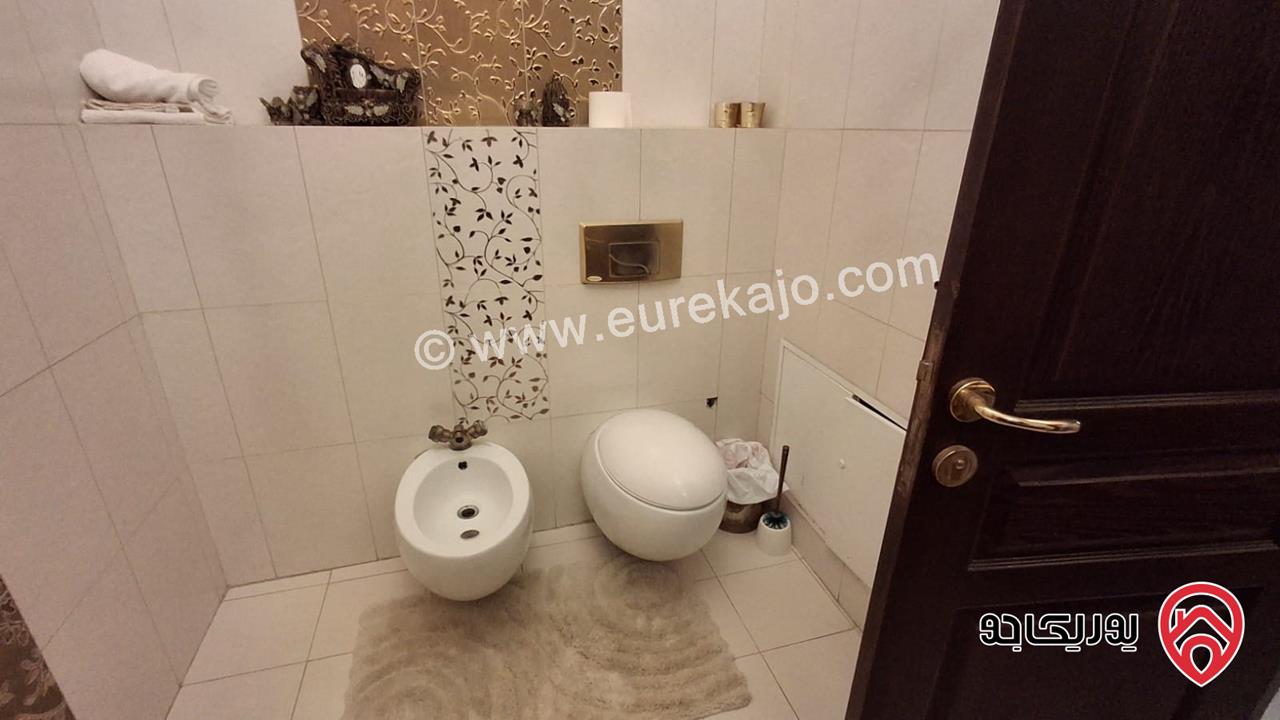 شقة فاخرة مفروشة طابق أخير مع روف مساحة 300م للايجار في عمان - الرابية