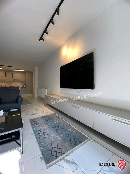 شقة مفروشة طابق أرضي مساحة 120م داخلي و 40م خارجي للإيجار في عمان - عبدون