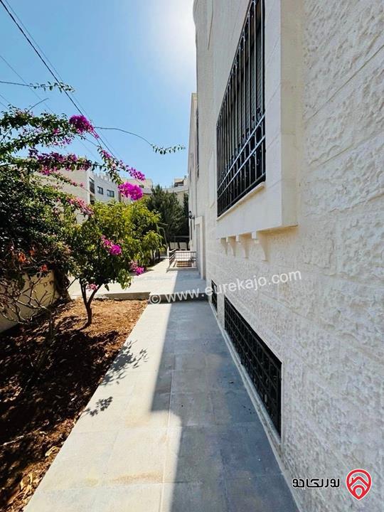 فيلا مساحة 900م على أرض 1 دونم و 150م للبيع في عمان - طريق المطار رجم عميش