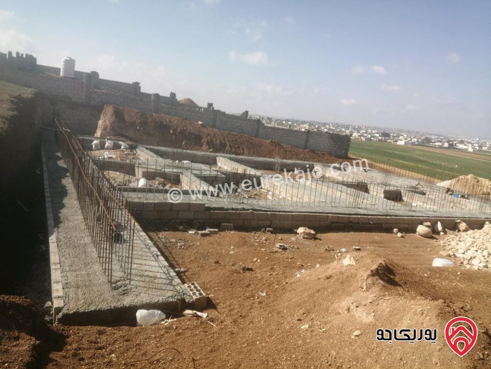 قطعة أرض مشترك مفروز مساحة 1700م مبني عليها طابق دوبلكس قابل للتعديل مساحة 250م للبيع في عمان - منطقة الموقر النقيرة 