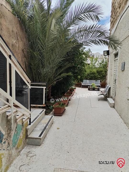 شقة تجارية للبيع أو للايجار مساحة 190م داخلي و 200م خارجي في جبل عمان / شارع الرينبو