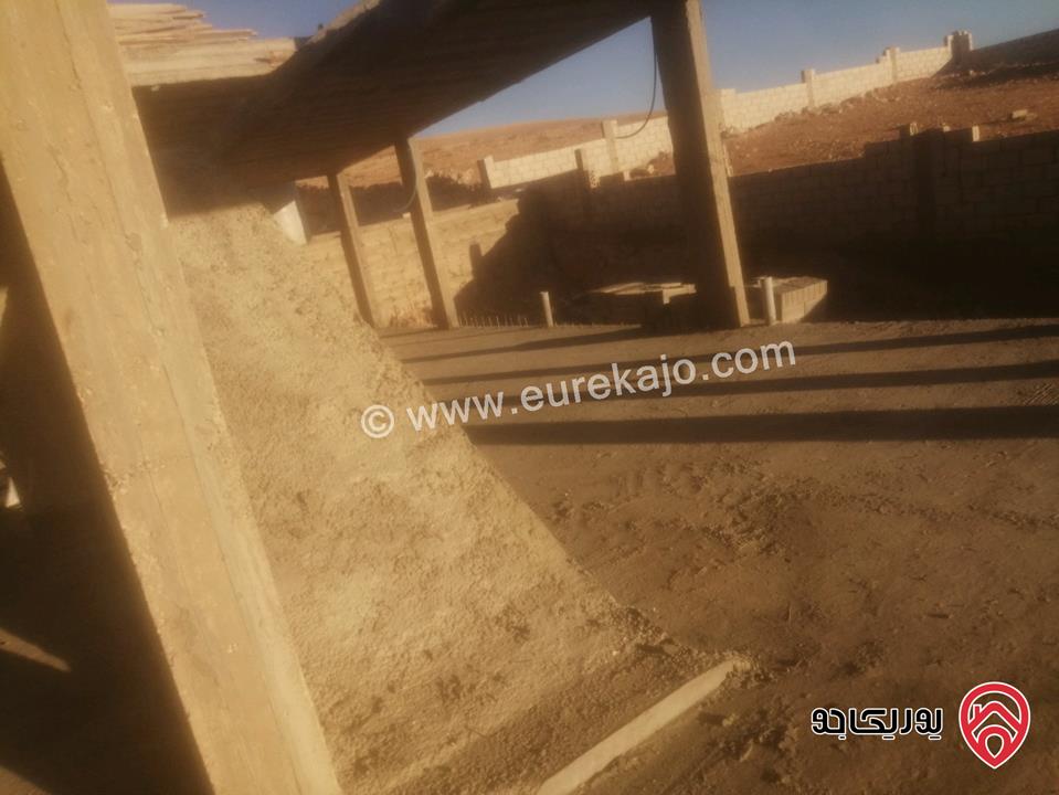 قطعة أرض مشترك مفروز مساحة 1700م مبني عليها طابق دوبلكس قابل للتعديل مساحة 250م للبيع في عمان - منطقة الموقر النقيرة 
