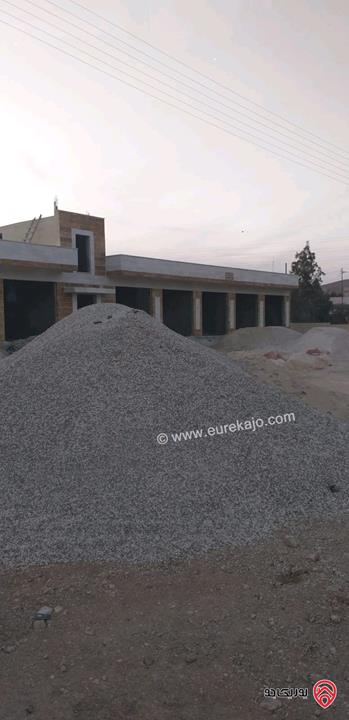 مزرعة مساحة الأرض 10 دونم مع مخازن عباب المزرعة للبيع في الزرقاء - صروت