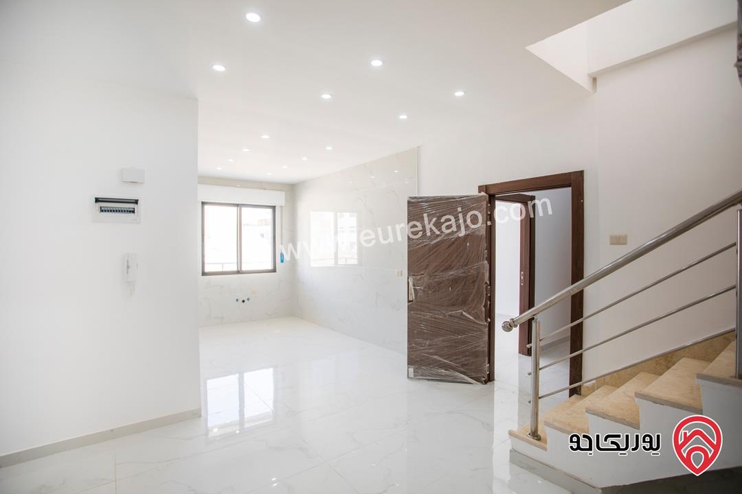 شقة طابق ثالث مع روف دوبلكس مساحة 170م مع ترس 100م للبيع في عمان - ابو علندا