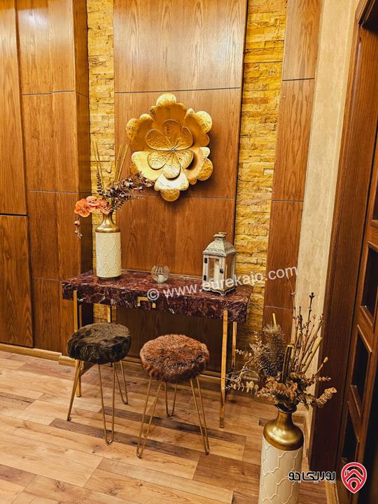 شقة سوبر ديلوكس مساحة 273م طابق أرضي مع مساحة خارجية 90م للبيع مفروشة في الجبيهة 