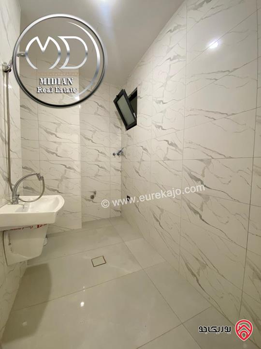 شقة شبه ارضي جديدة للبيع في عمان - جبل عمان مساحة 240م مع ترس و حديقة 200م تشطيبات ديكورات عصرية فاخرة بسعر مميز