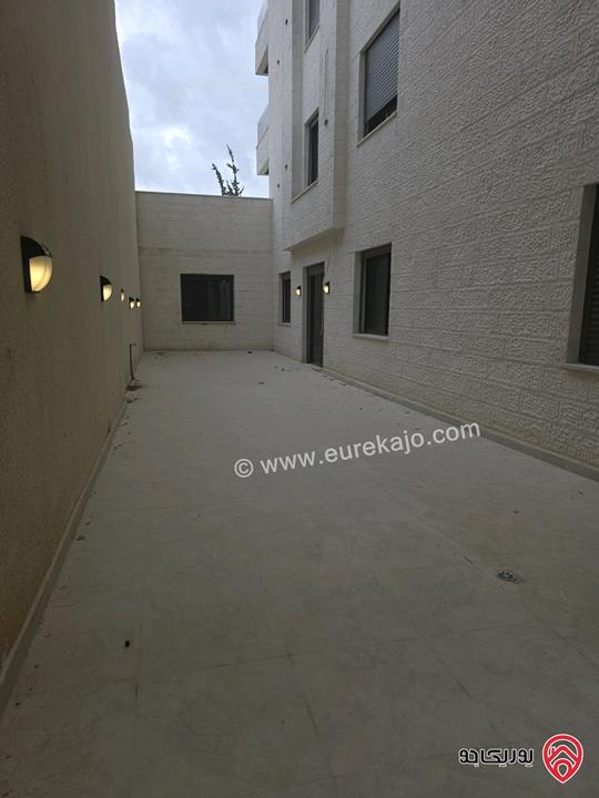 شقة شبه ارضي واسعة مساحة 185م داخلي وخارجي 220م ومشمسة تشطيبات ديلوكس للبيع في عمان - شفا بدران