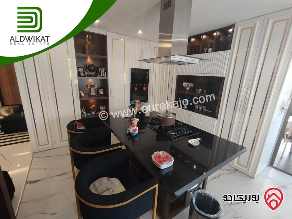 شقة للبيع في عمان - ام السماق طابق اول مساحة البناء 283م ومساحة الترس 40م