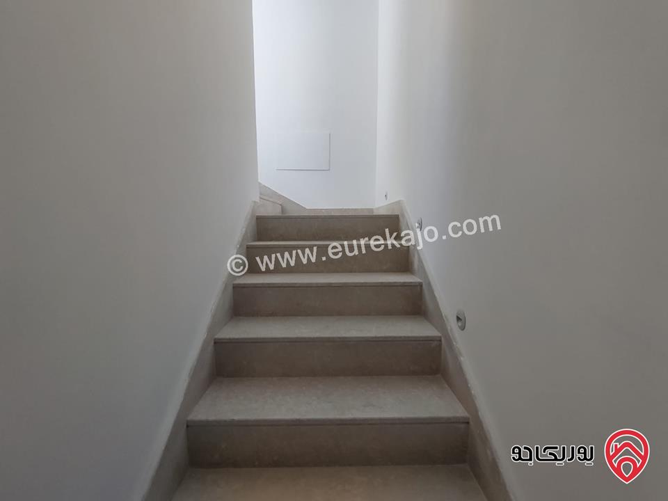 فلل متلاصقة مساحة الارض 250م مساحة البناء 500م للبيع في عمان - عبدون 