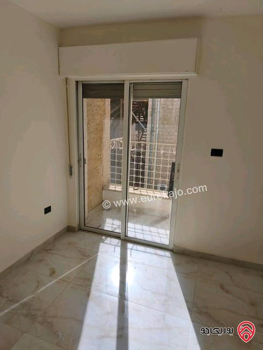 شقة مجددة فارغة مساحة 130م طابق ثاني للإيجار في عمان - الشميساني 