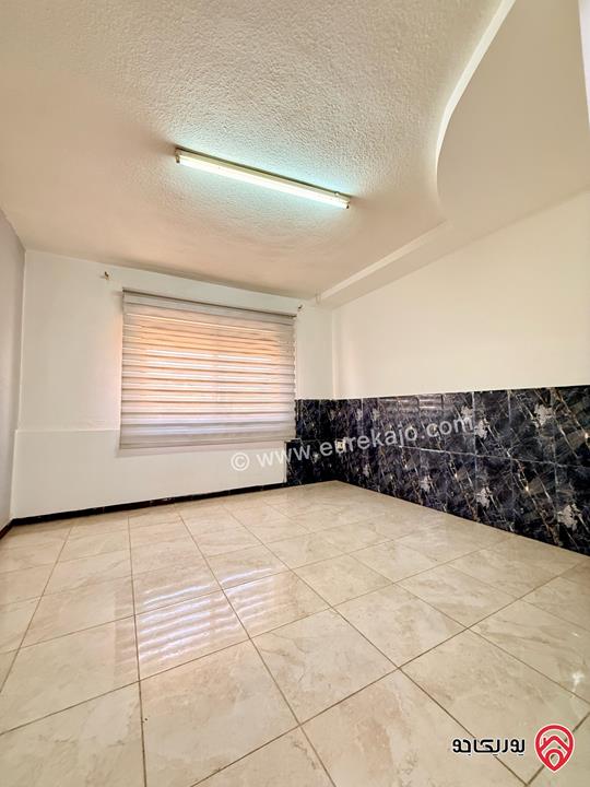 شقة طابق ثالث مساحة 130م مع روف منفصل 60م وترس 80م للبيع في عمان - طبربور