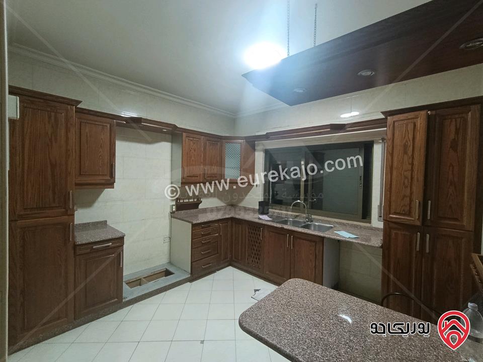 شقة فارغة مساحة 150م طابق ثالث للايجار للعرسان او عائلة صغيرة في عمان - الرابية