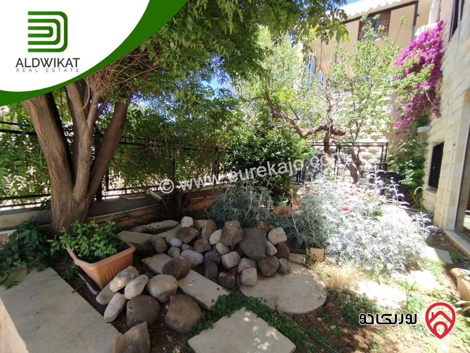 فيلا مساحة البناء 465م ومساحة الارض 840م للبيع في عمان - الجبيهة حي الجامعة