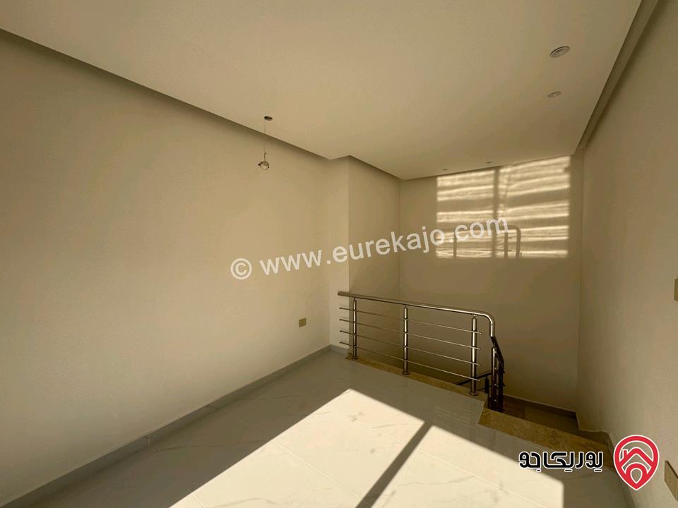 شقة طابق ثالث دوبلكس مساحة 190م للبيع في عمان - مرج الحمام طريق المطار بالقرب من كازية المناصير الظهير ومدارس العقيق من المالك مباشرة