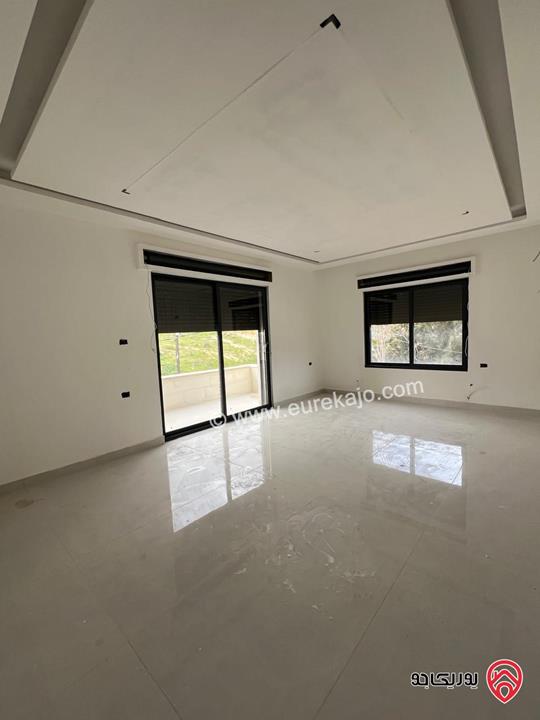 شقة طابقية جديدة ارضية مساحة 231م داخلي و90م ترسات وكراج سيارة خاص للبيع في عمان - الجبيهة - حي المنصور