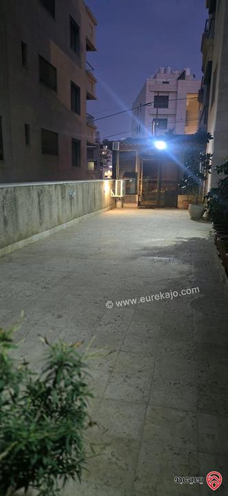 شقة ارضية طابقية مساحة 248م وتراسات 300م للبيع في عمان - ام السماق 