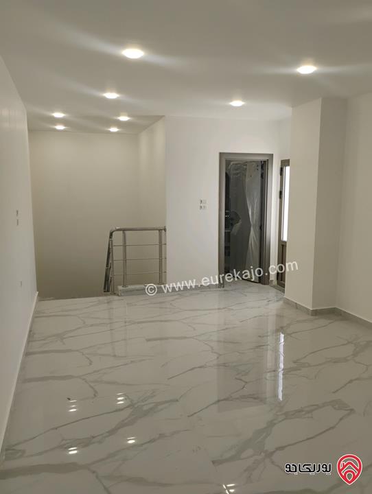 شقة طابق ثالث مع روف مساحة 190م مع ترس 110م للبيع بالأقساط في الزرقاء الجديدة