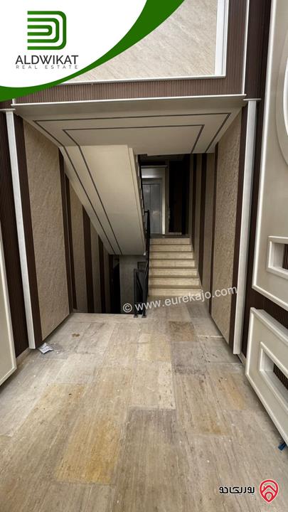 شقة للبيع في عمان - الجبيهة طابق اول مساحة البناء 175م والترس 10م موقع مميز واطلالة